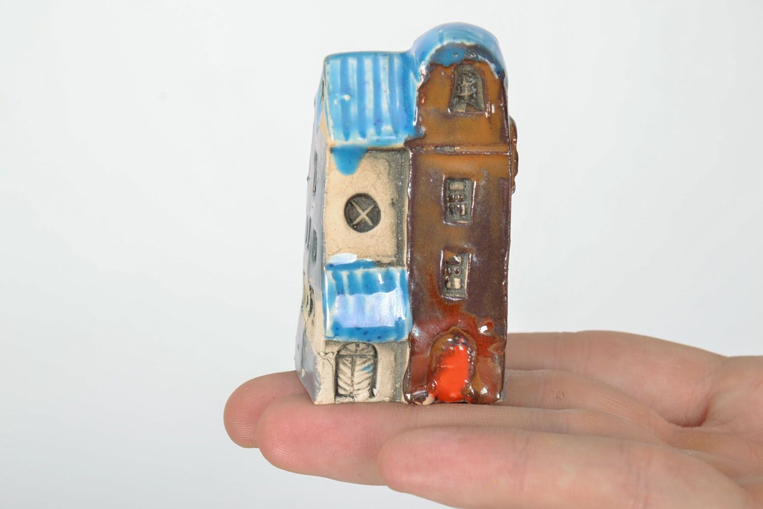 Keramische Figurine Haus mit blauem Dach foto 2