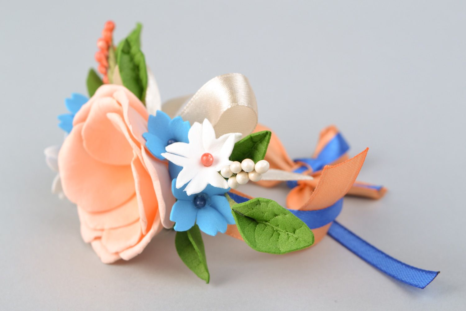 Pulsera para dama de honor hecha a mano de cintas de raso y flores de goma EVA   foto 5