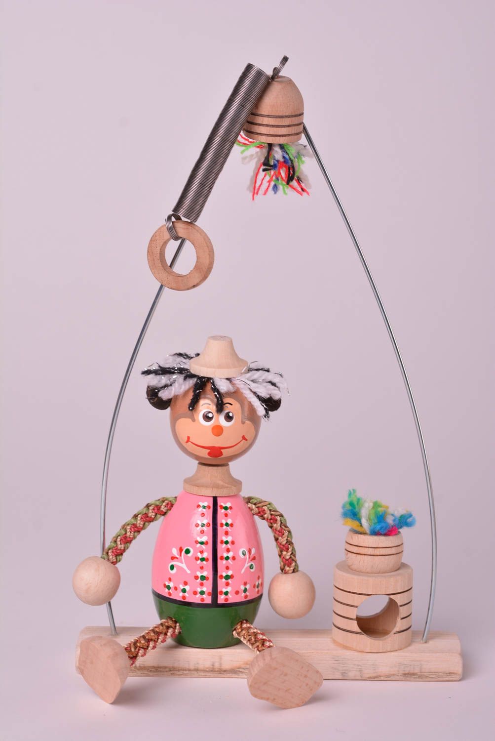 Игрушка ручной работы на пружинке игрушка из дерева подарок для ребенка фото 1