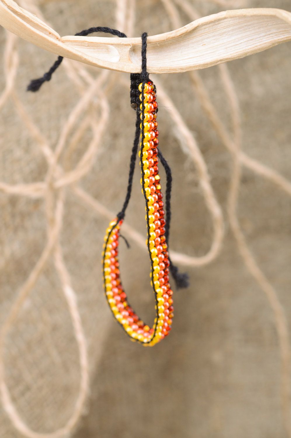 Тонкий плетеный браслет на руку из бисера ручной работы трехцветный для девушки фото 1