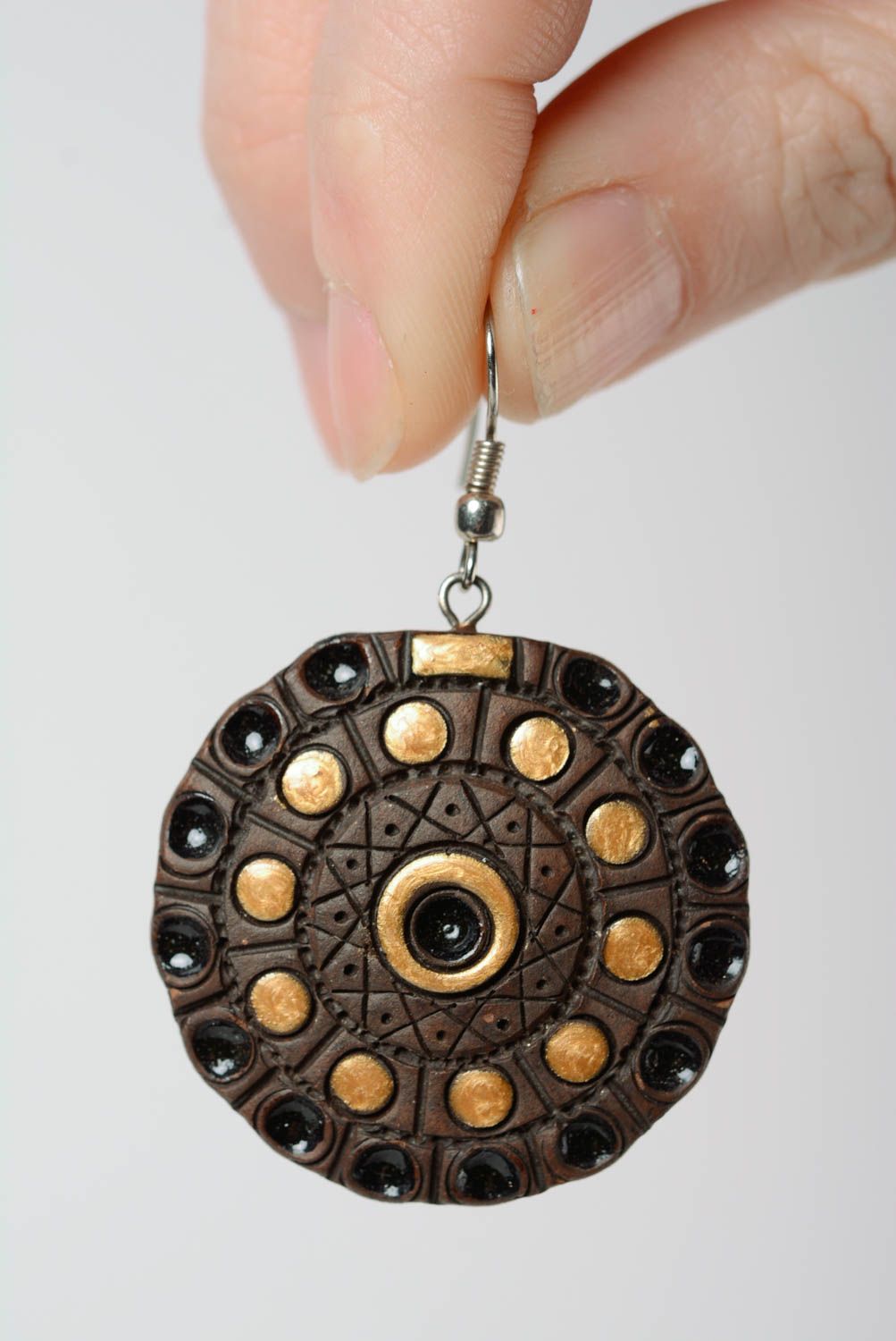 Глиняные серьги расписанные эмалью ручной работы круглые коричневые женские фото 3