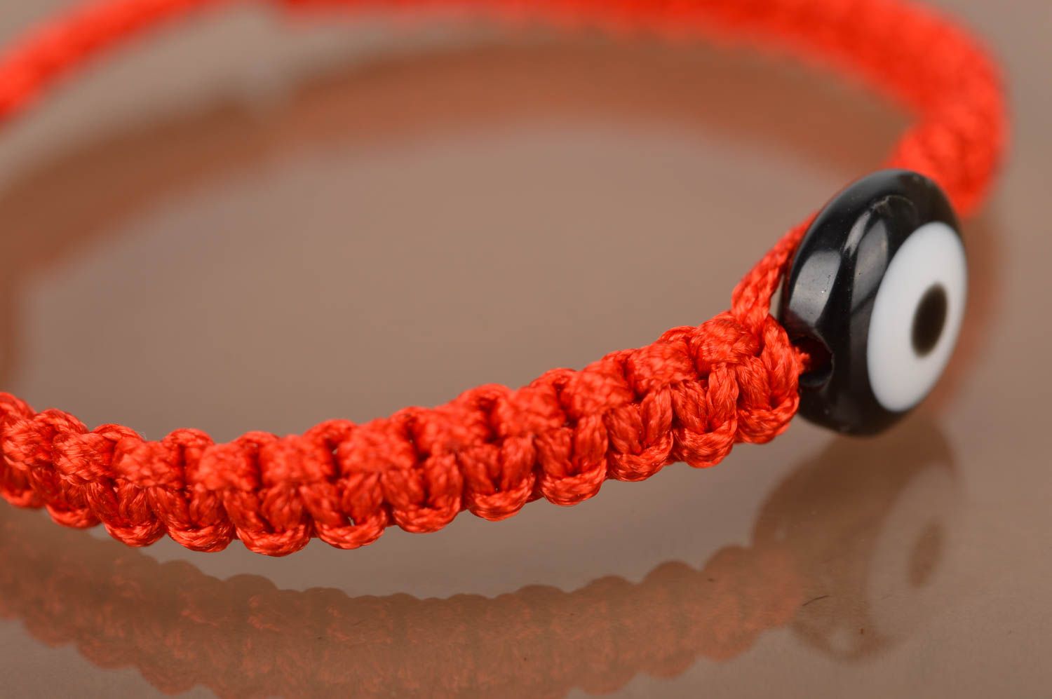 Плетеный браслет на руку детский аксессуар ручной работы красный тонкий  фото 5