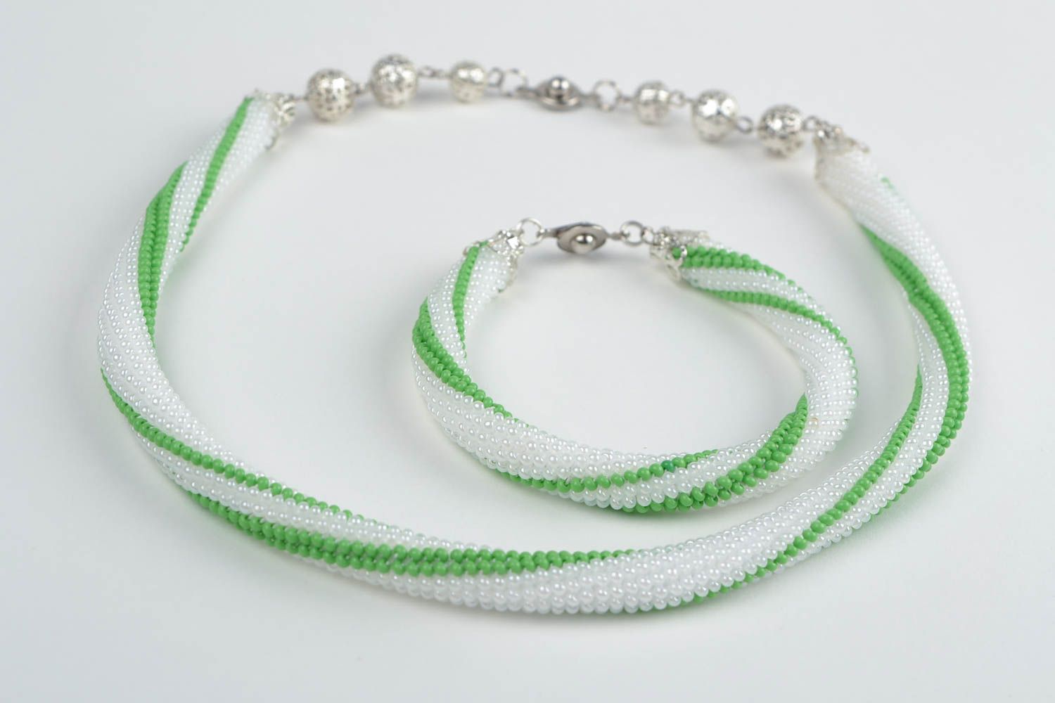 Parure collier et bracelet blanc vert tressés en perles de rocaille faits main photo 3