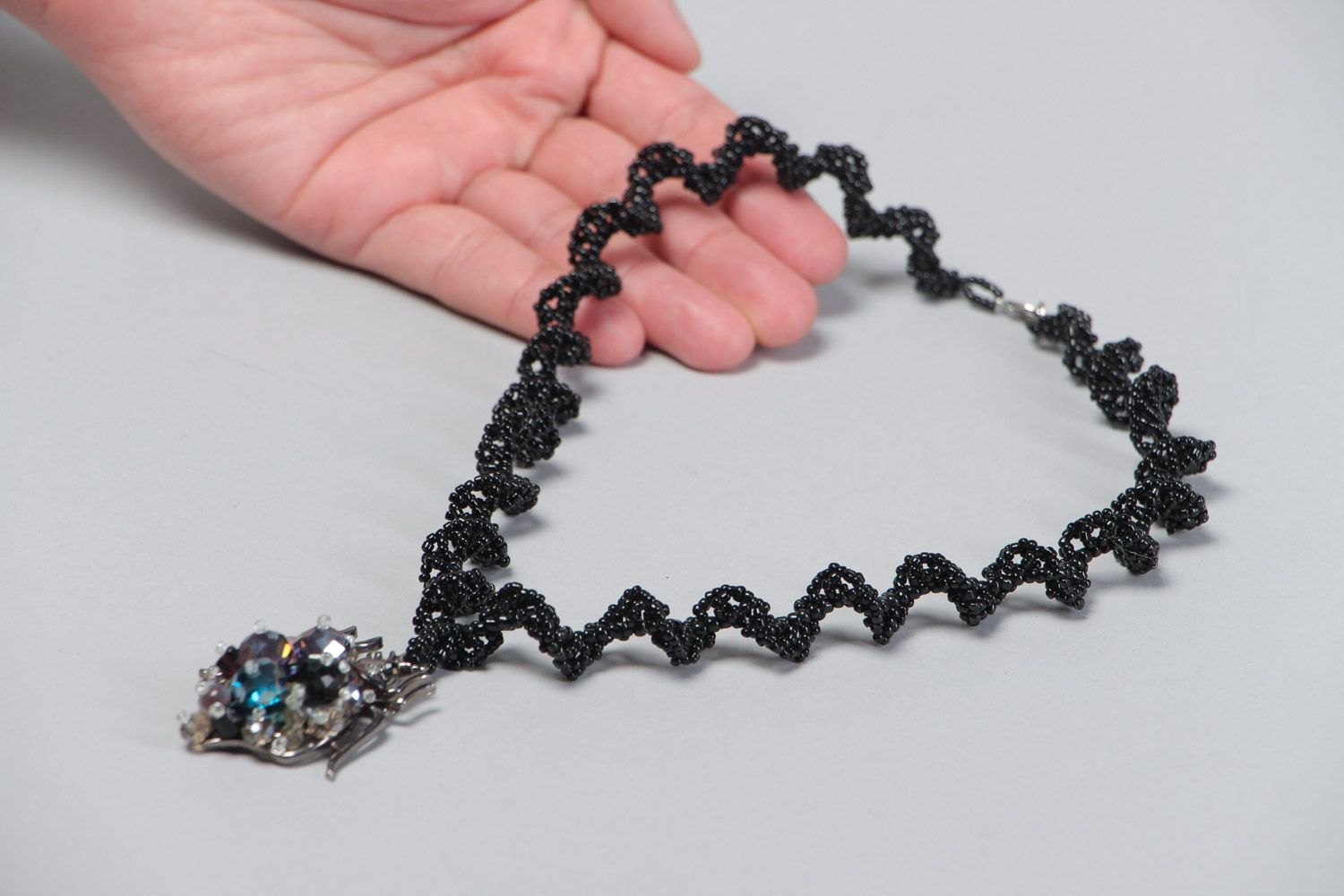 Collier en perles de rocailles et verre avec araignée fait main noir gothique photo 5