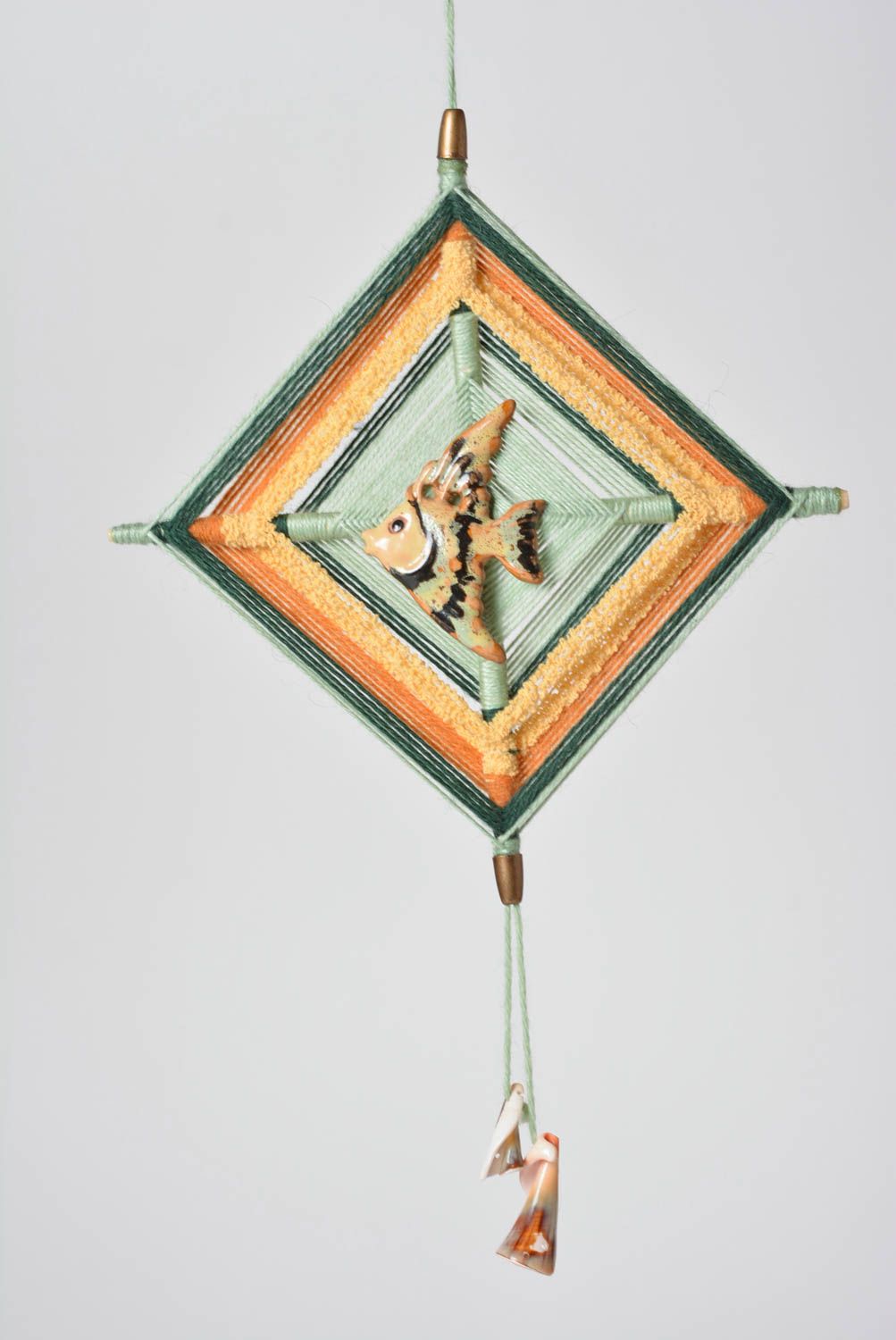 Мандала из ниток с рыбкой ручной работы настенный декор панно на стену фото 1