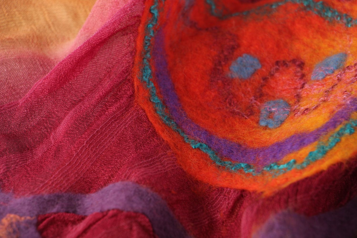 Châle en soie avec éléments en laine feutrée fait main léger de couleurs vives photo 3