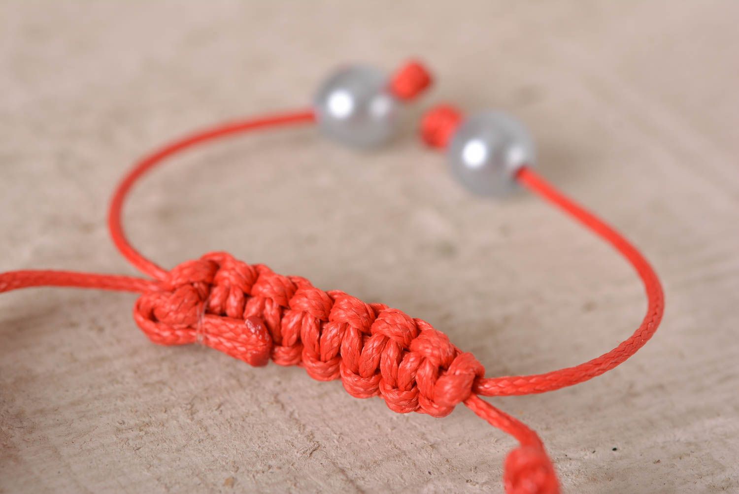 Bracelet rouge Bijou fait main macramé textile Accessoire femme design photo 4