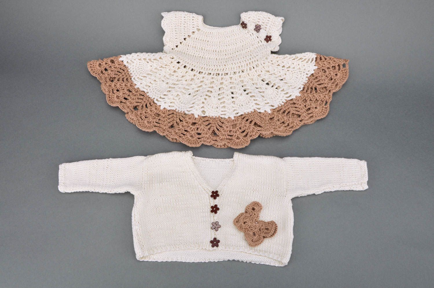 Комплект одежды для малышки ажурное платьице и кофта с рукавом вязаные белые фото 3