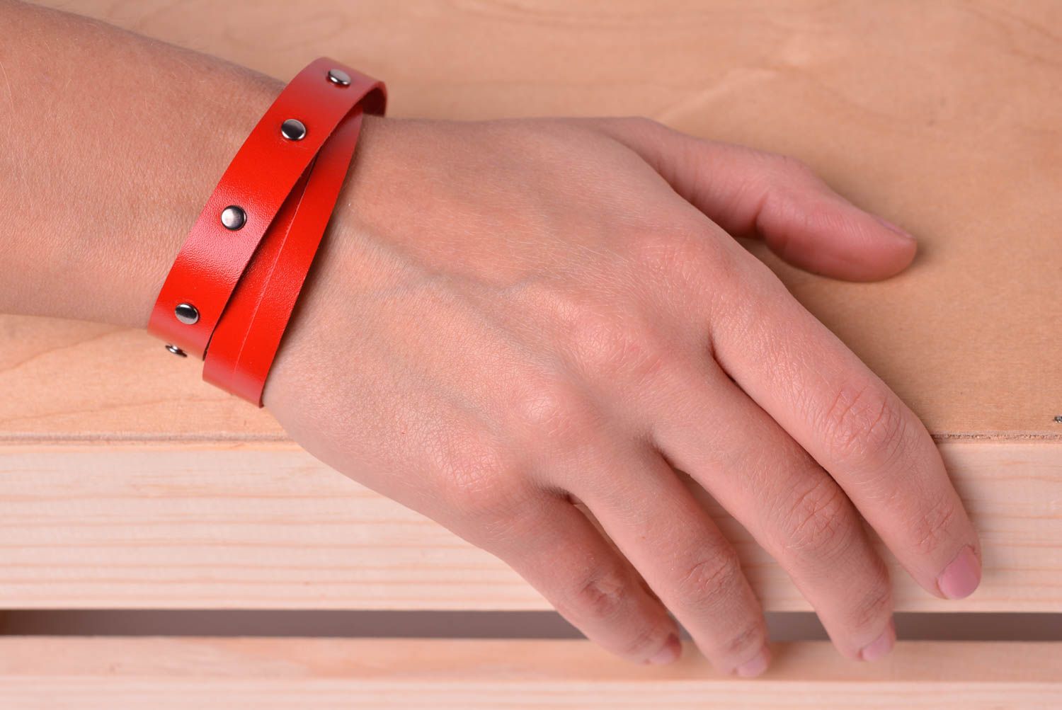 Bracelet cuir Bijou fait main Accessoire femme rouge avec fourniture en métal photo 2