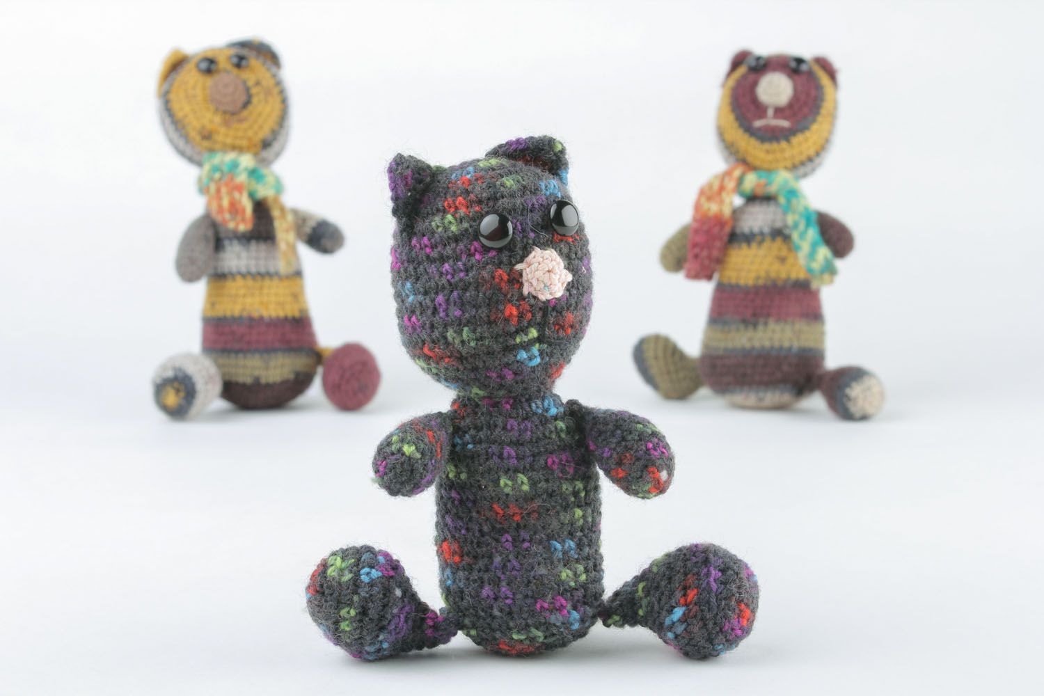 Giocattolo a maglia fatto a mano pupazzo morbido a forma di gatto a uncinetto foto 1