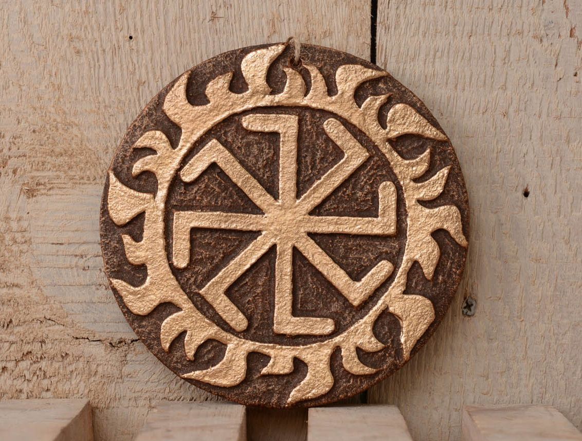 Pingente talismã decorativo de interior na forma de prato feito de argila Kolyadnik foto 1