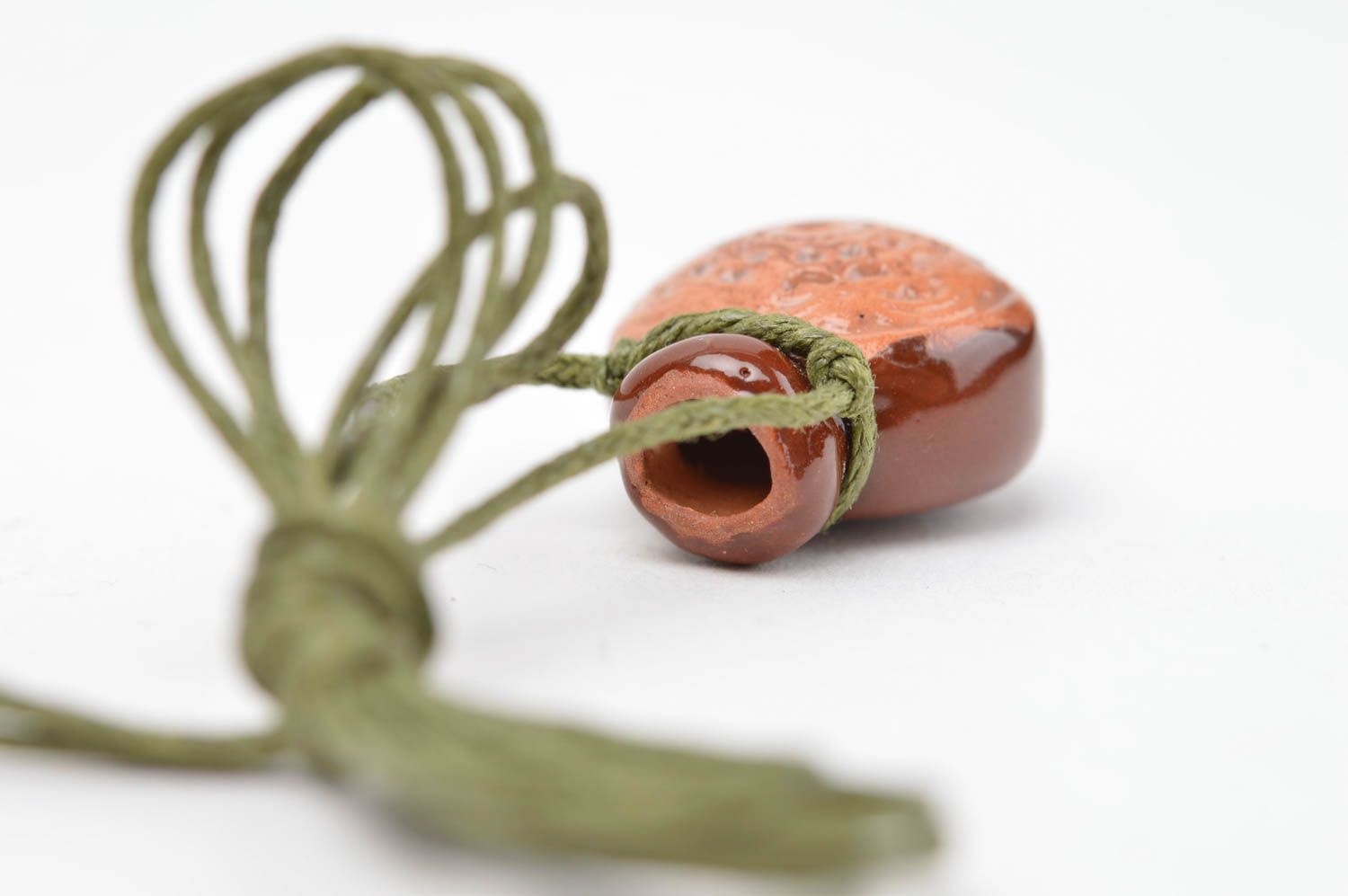 Pendentif en céramique Bijou fait main cruche ronde miniature Accessoire femme photo 2