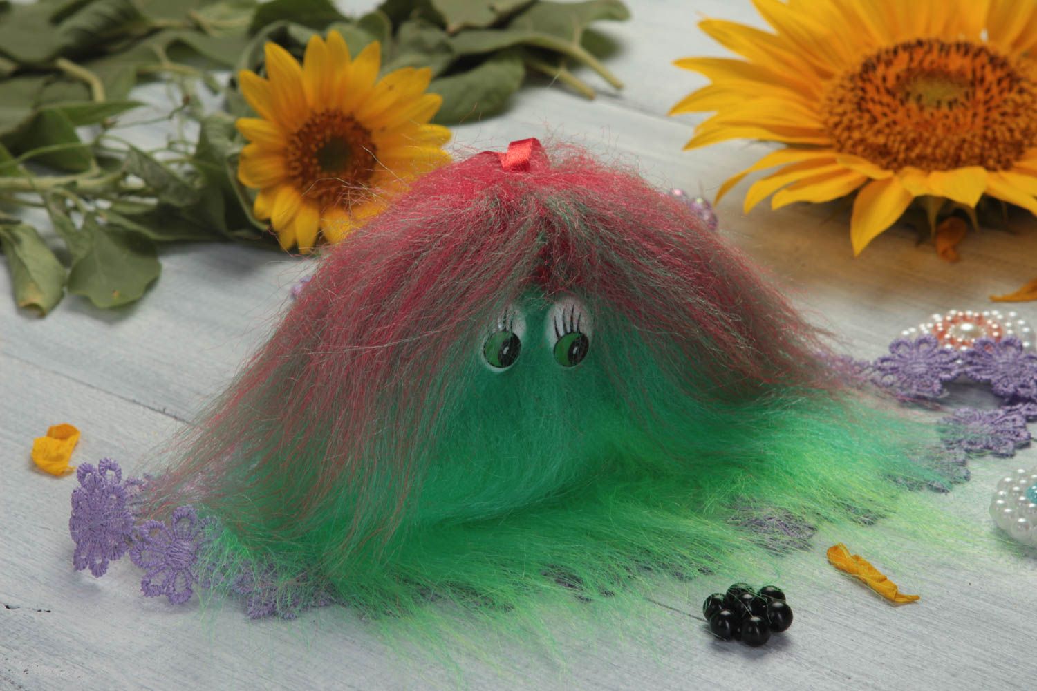 Смешная разноцветная игрушка-пушистик из искусственного меха с петелькой хендейд фото 1