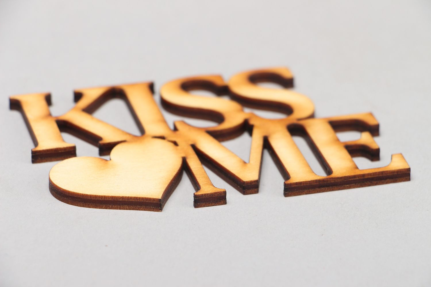 Plywood chipboard lettering Kiss Me photo 2