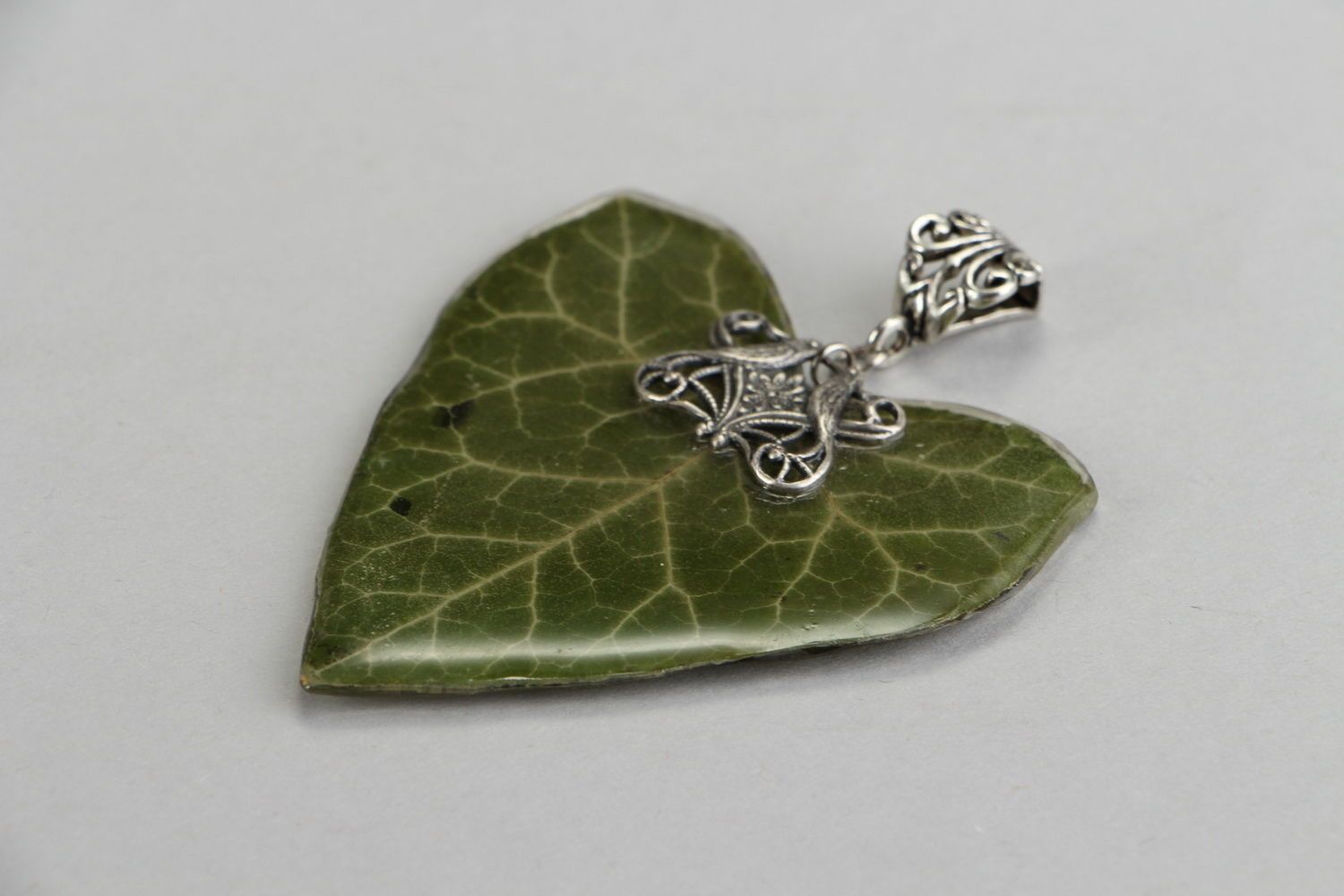 Pendant made of natural ivy leaf photo 3