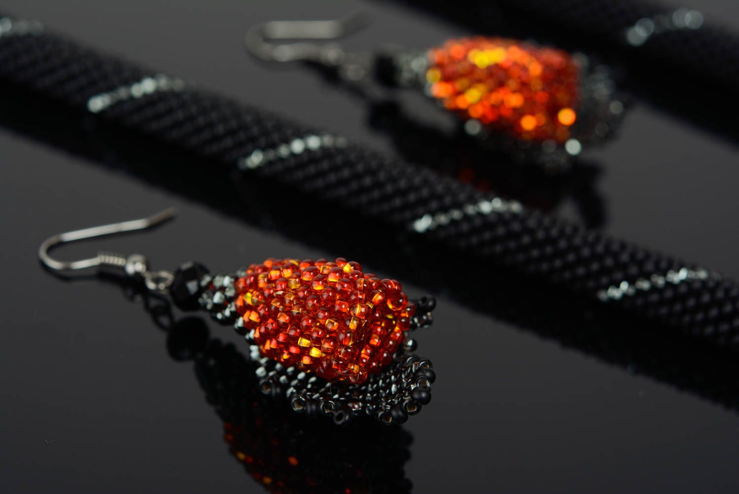 Boucles d'oreilles et collier artisanaux de perles de rocaille faits main Pavots photo 2