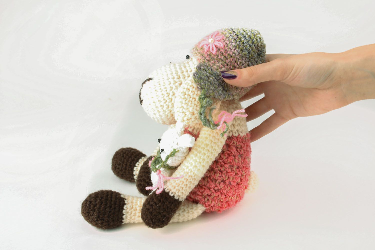 Giocattolo a maglia fatto a mano pupazzo da bambini a forma di pecorella
 foto 1