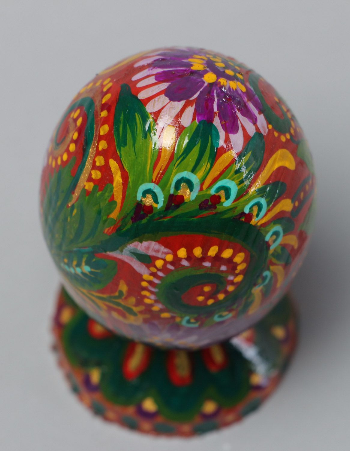 Huevo de Pascua de madera pintado artesanal bonito en técnica de autor foto 4