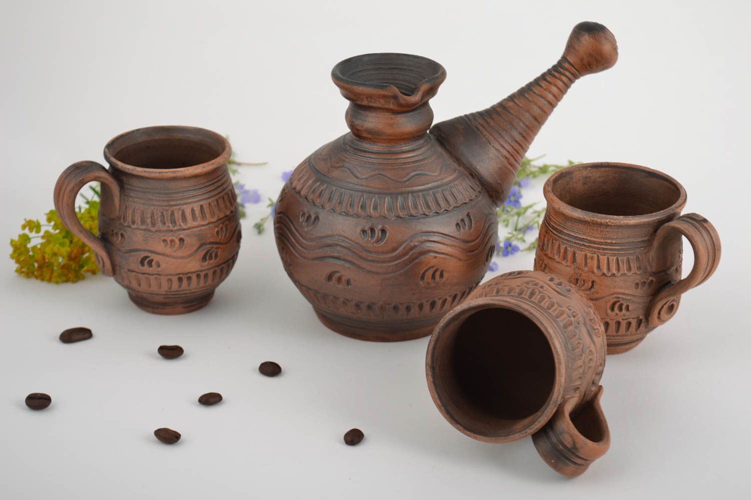 Conjunto de vajilla cerámica artesanal cafetera y tazas de café tratadas con leche  foto 1