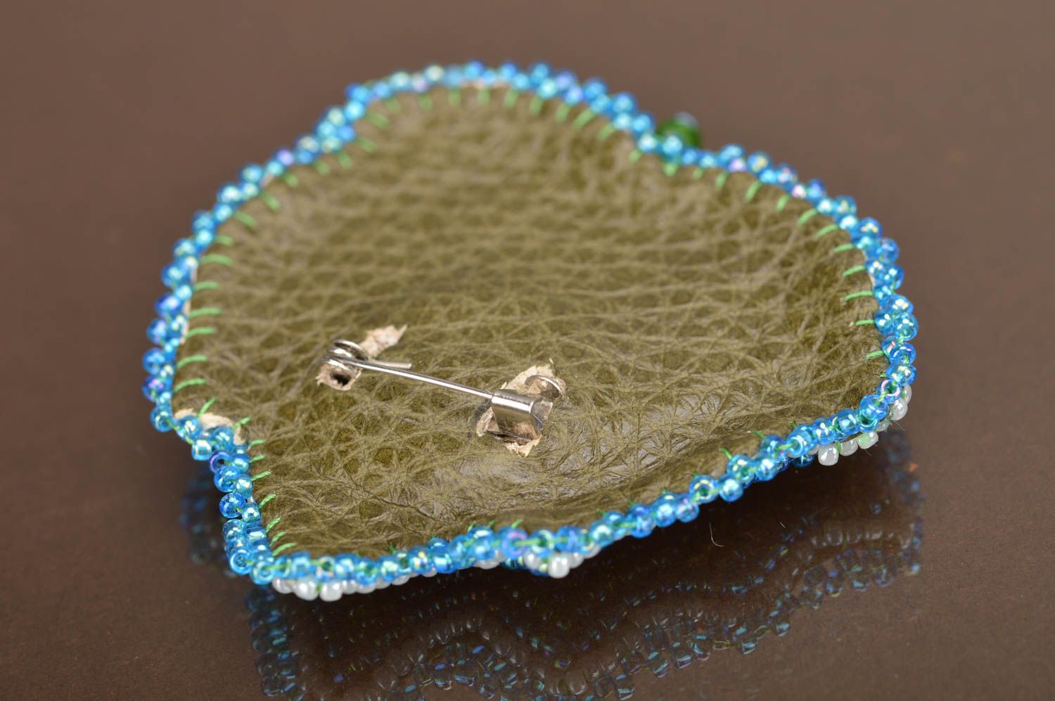 Petite broche en perles de rocaille verte en forme de feuille faite main photo 5