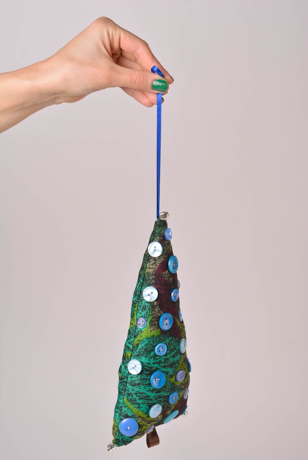Мягкая игрушка ручной работы декор для дома мягкая подвеска елка с пуговицами фото 2