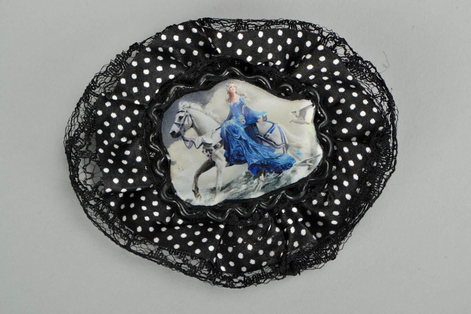 Broche preto original decorado com fita de cetim e rendas Senhora montada no cavalo foto 2
