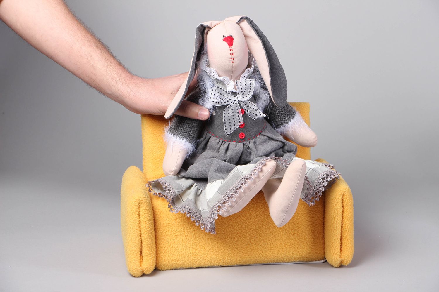 Текстильная игрушка зайка на диванчике  фото 4
