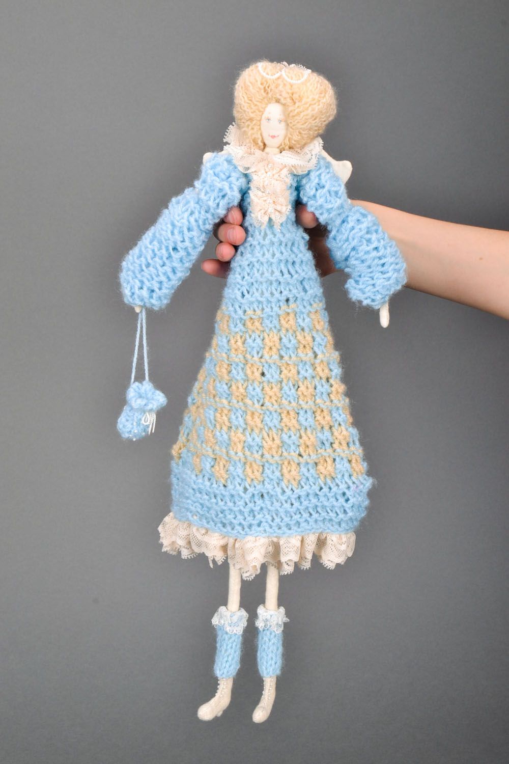 Boneca tricotada com agulhas foto 5