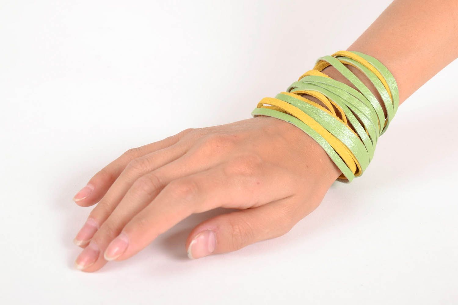 Bracelet en cuir vert pastel fait main photo 5