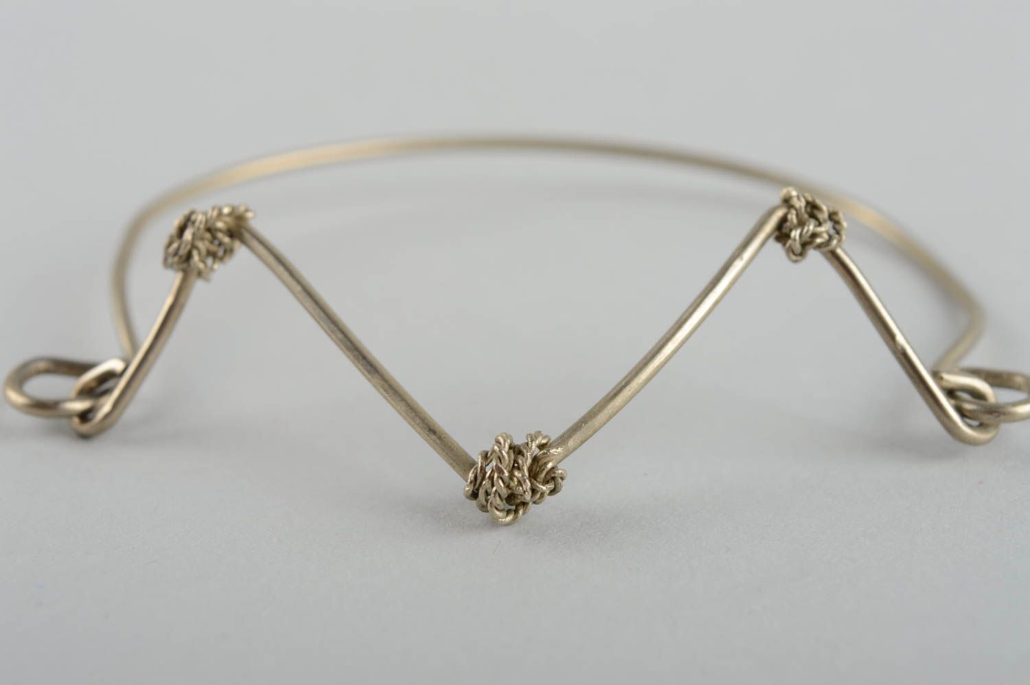 Bracelet en métal Bijoux fait main Accessoire femme design original de créateur photo 3