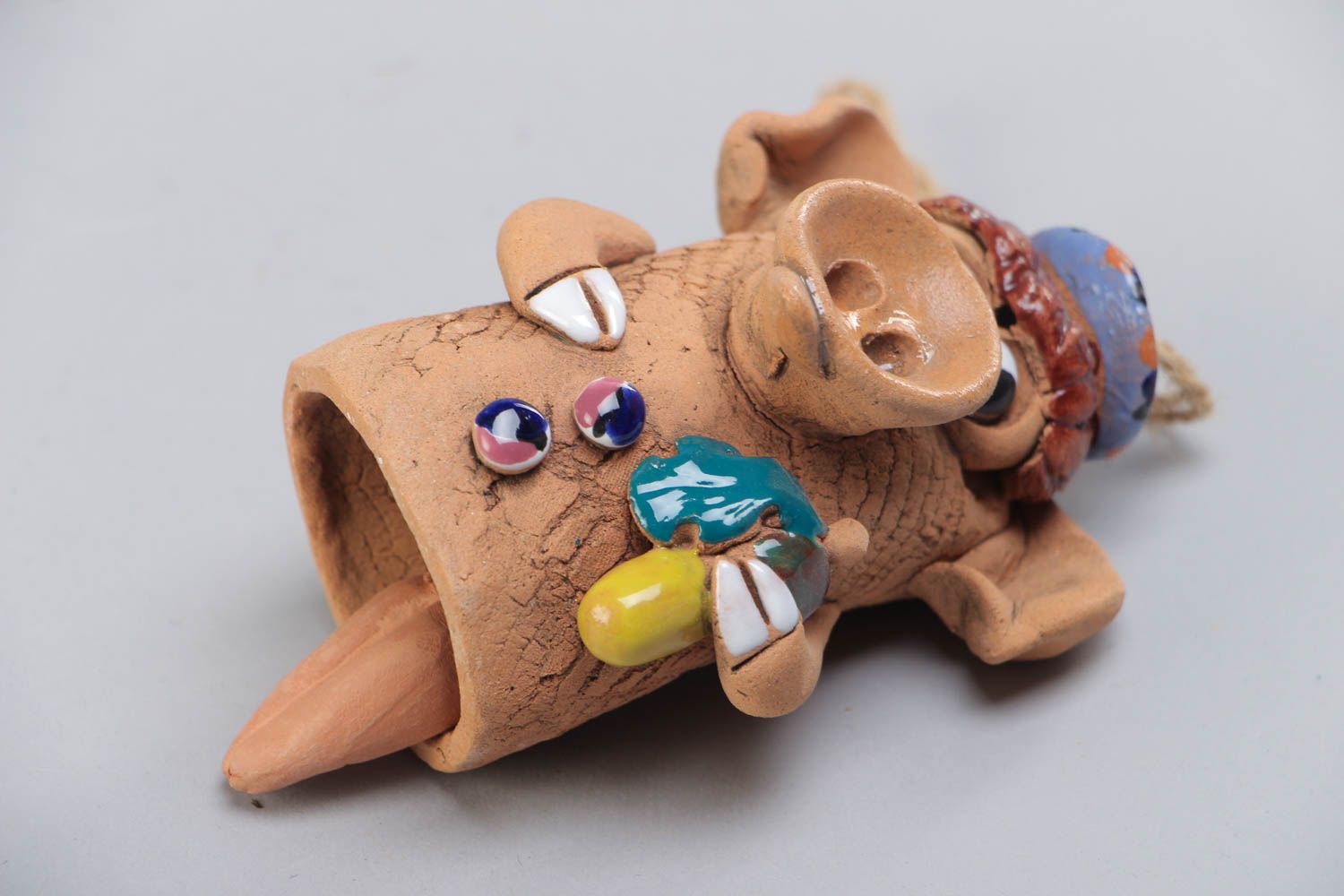 Глиняный колокольчик в виде свинки лепной ручной работы расписанный акрилом фото 4