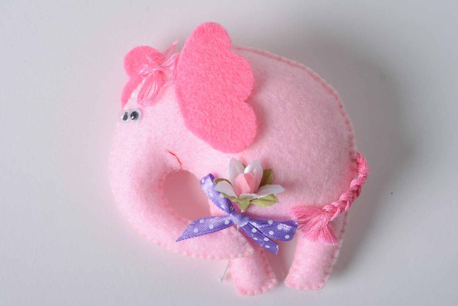 Petite peluche en feutre rose en forme d'éléphant sympa faite main avec fleur photo 5