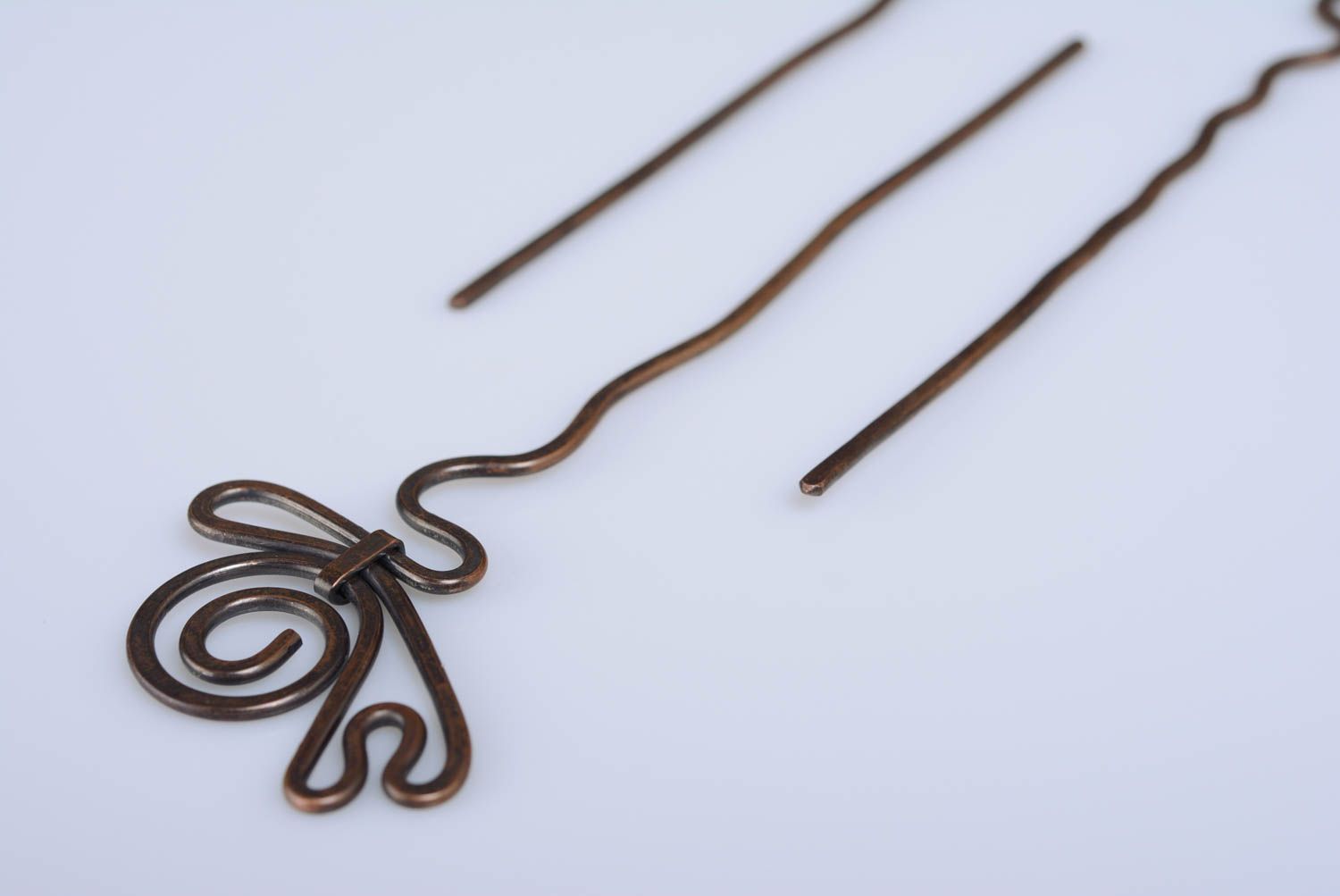 Schöne künstlerische elegante Haarnadel aus Metall in der Wire Wrap Technik foto 5