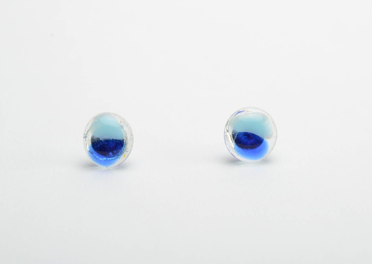 Голубые серьги гвоздики из фьюзинг стекла ручной работы нарядные красивые фото 5