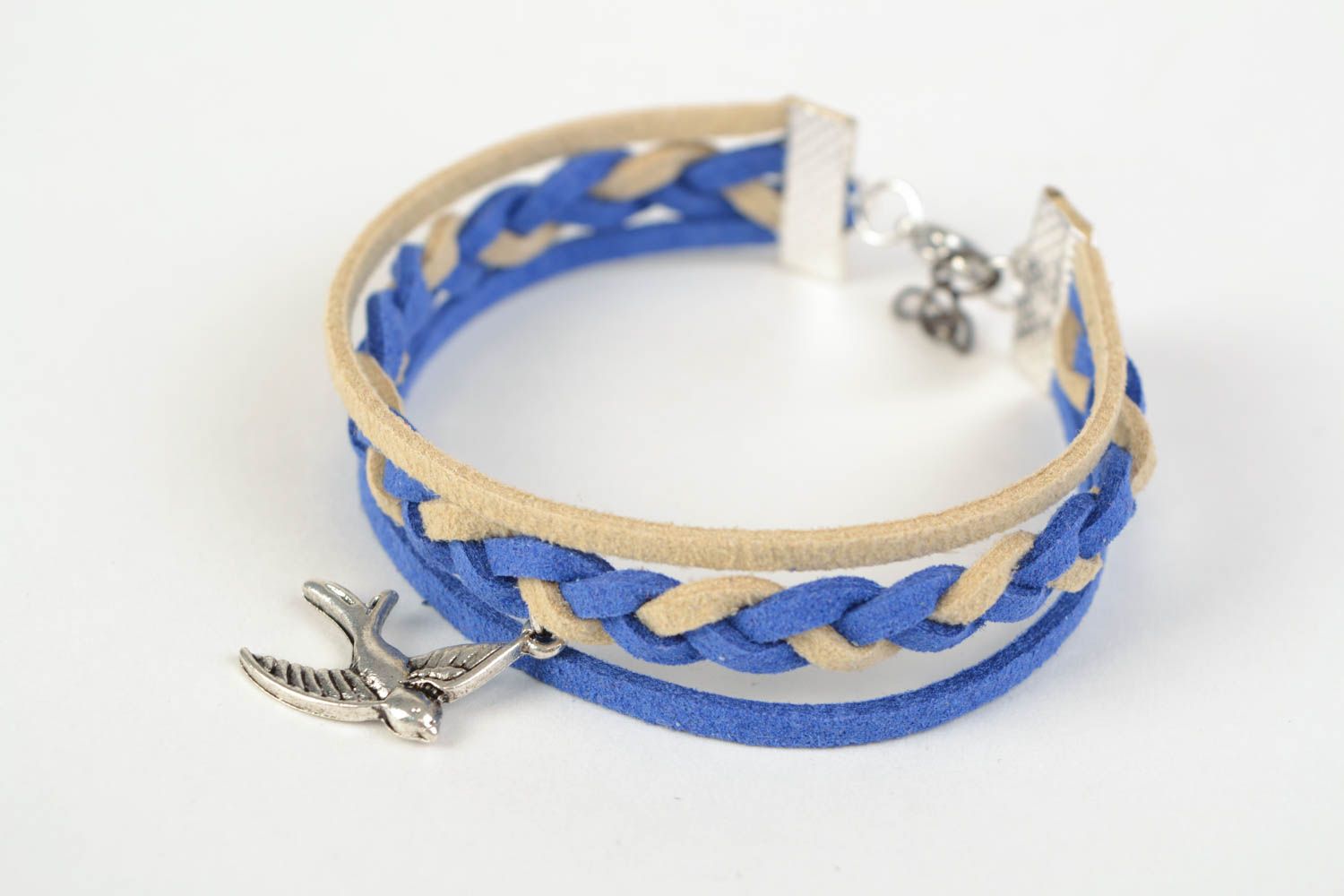 Bracelet en daim naturel fait main beige-bleu avec breloque oiseau original photo 3