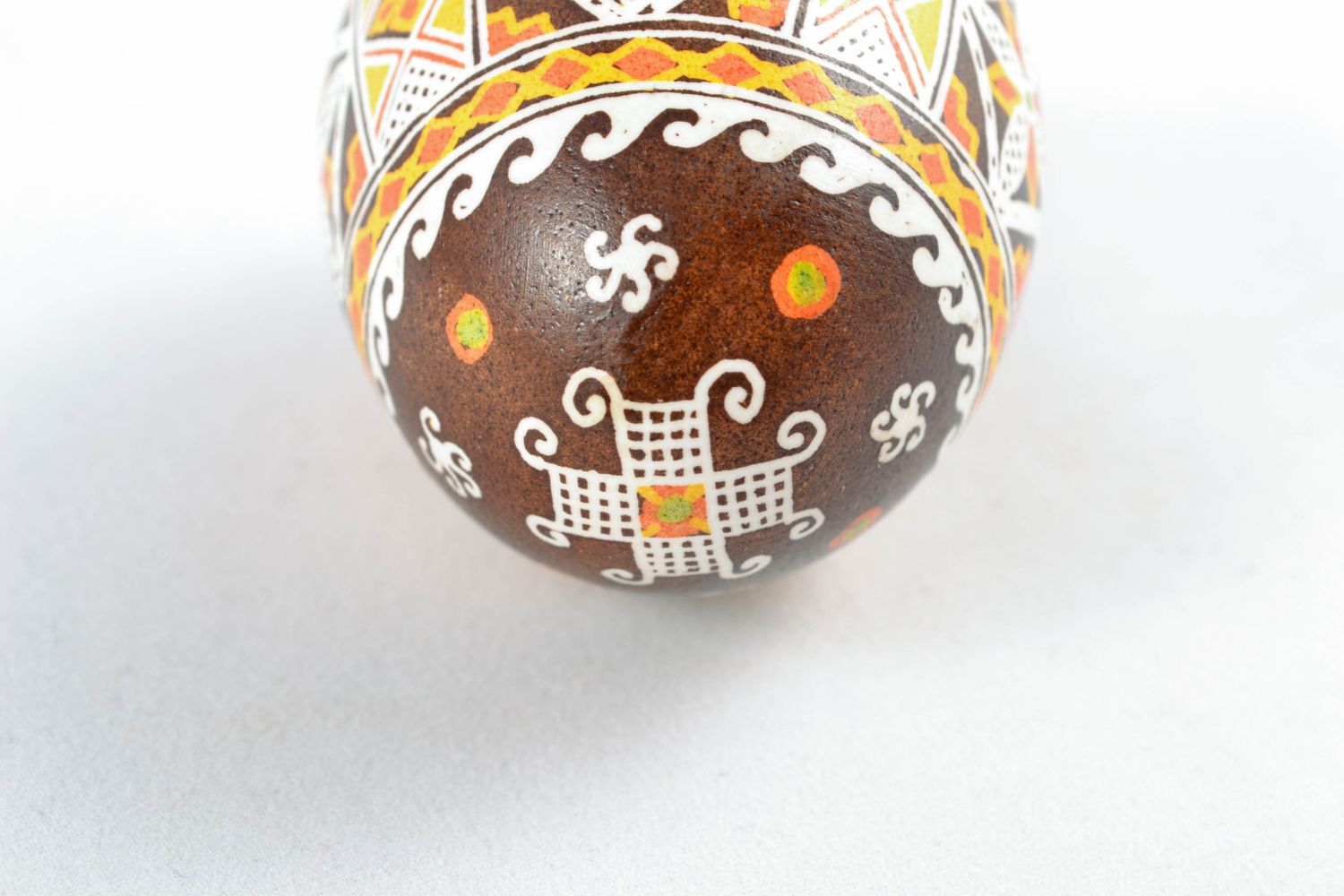 Oeuf décoratif de Pâques avec symboles sacraux photo 3