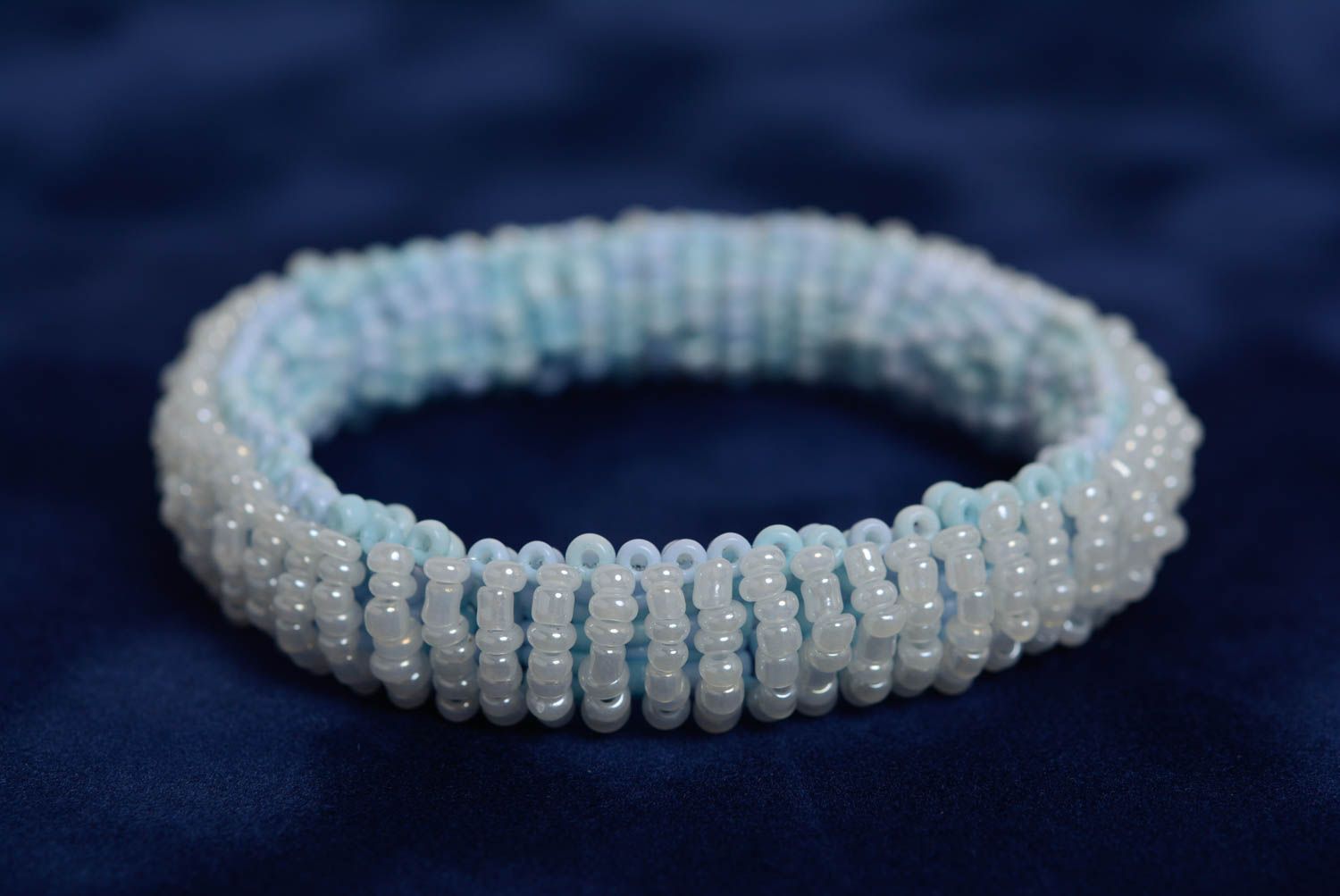 Светлый браслет на руку из бисера ручной работы плетеный красивый голубой с белым фото 3