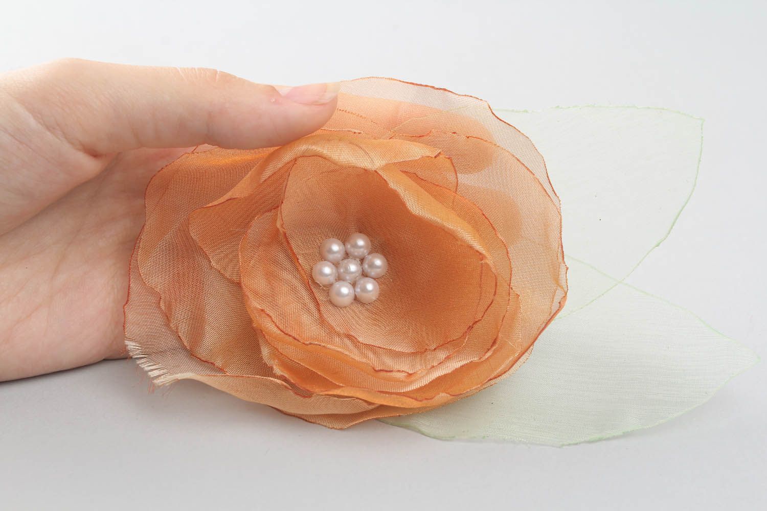 Grampo de cabelo na forma de uma flor feito de tecido leve com acessórios de metal foto 4