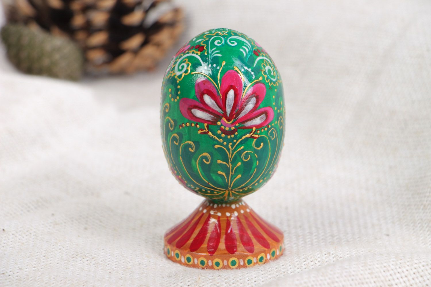 Красивое деревянное яйцо расписное на ножке ручной работы зеленое с розовым фото 1