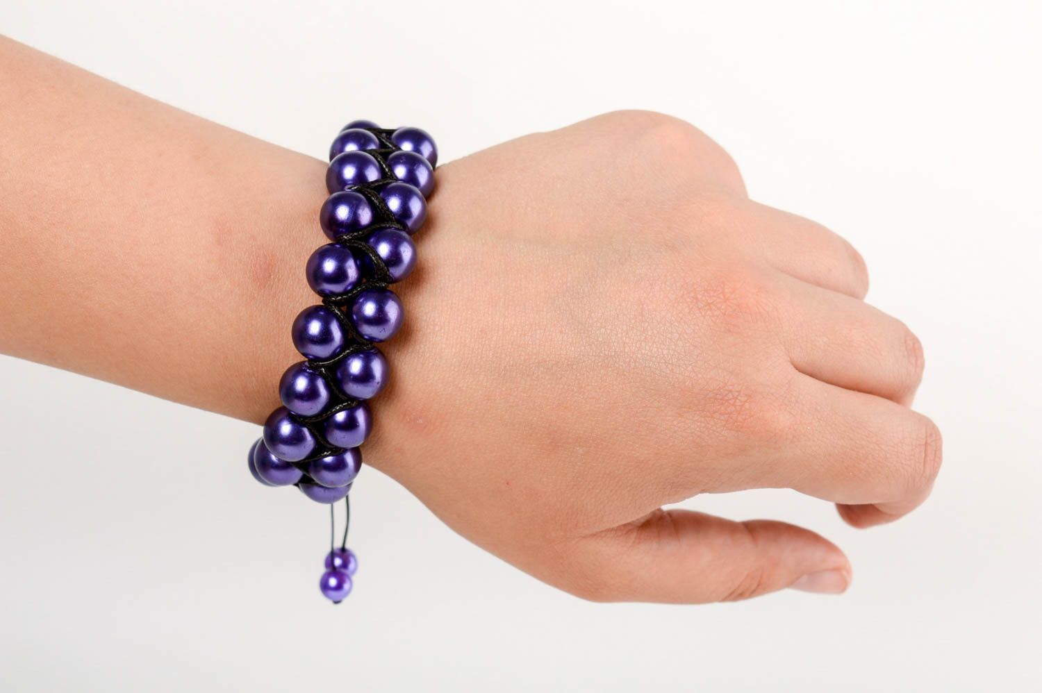 Violettes schönes handgemachtes Armband aus Keramik Perlen und Schnur Makramee foto 5