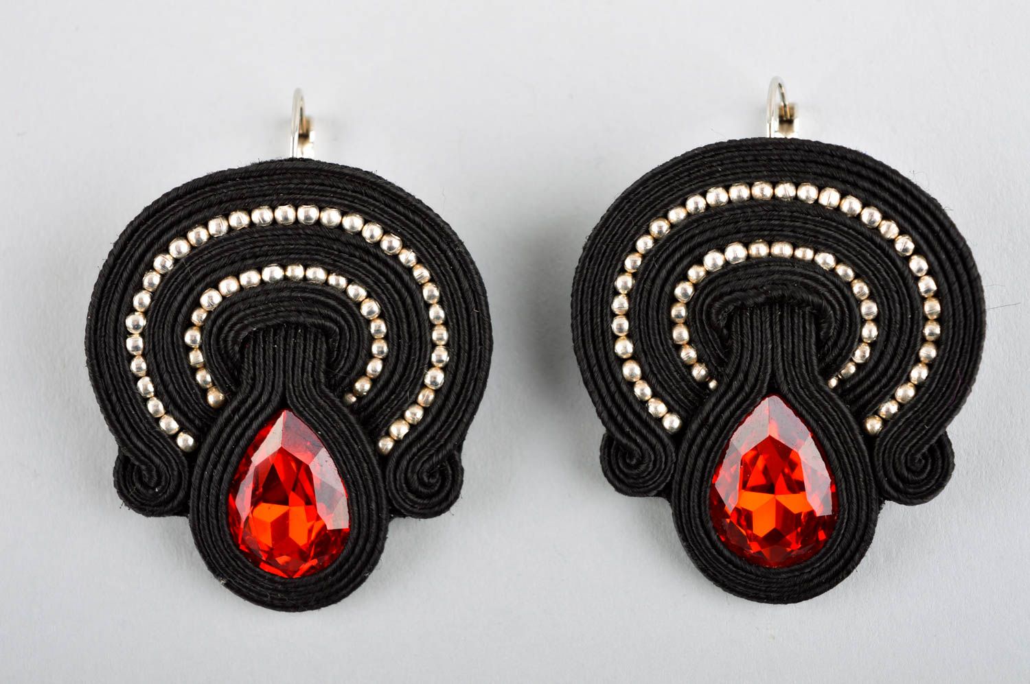 Soutache Ohrringe handgefertigt rot schwarze Ohrringe Accessoires für Frauen foto 3