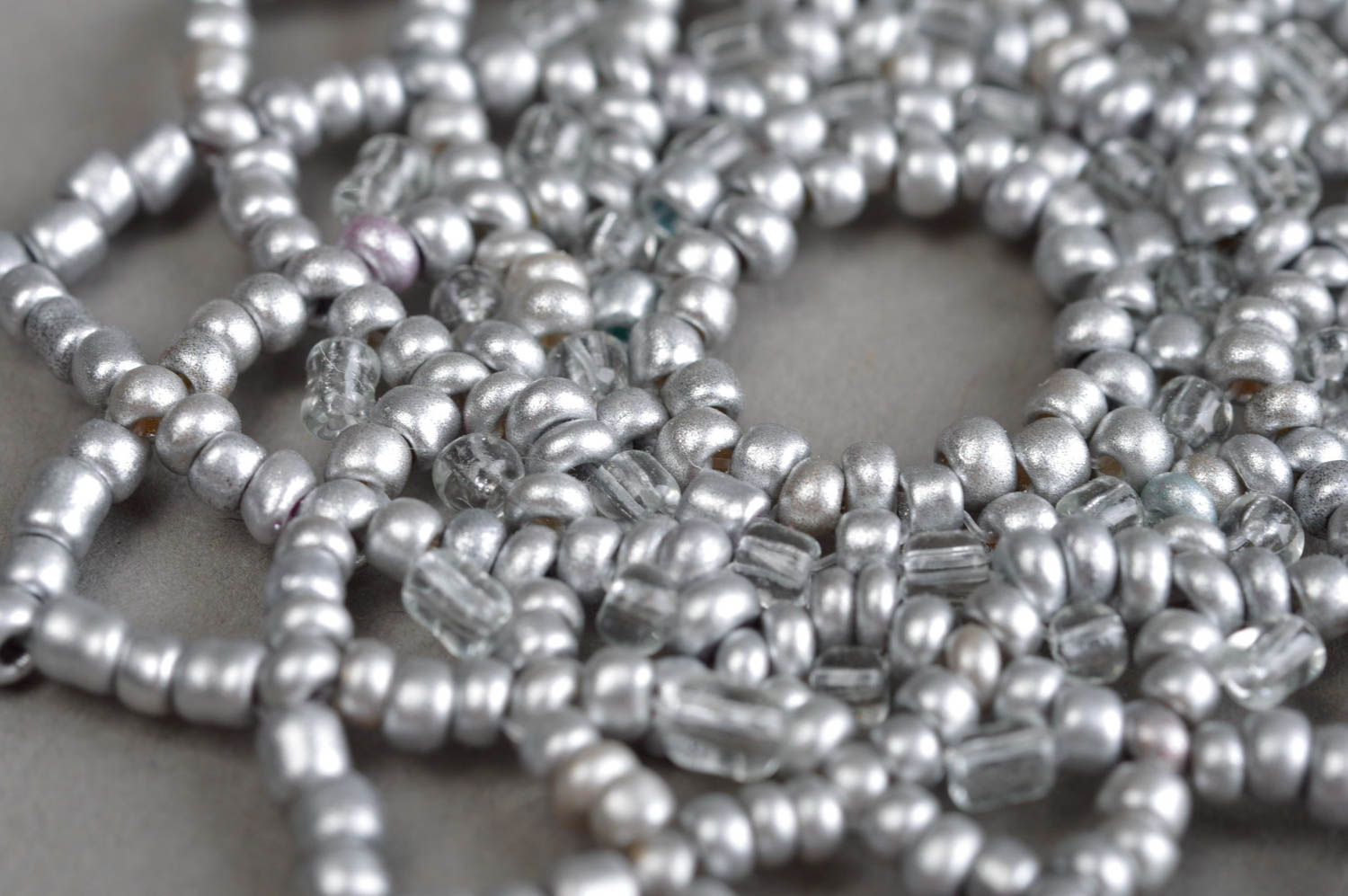 Boucles d'oreilles en perles de rocaille grises faites main grises pendantes photo 5