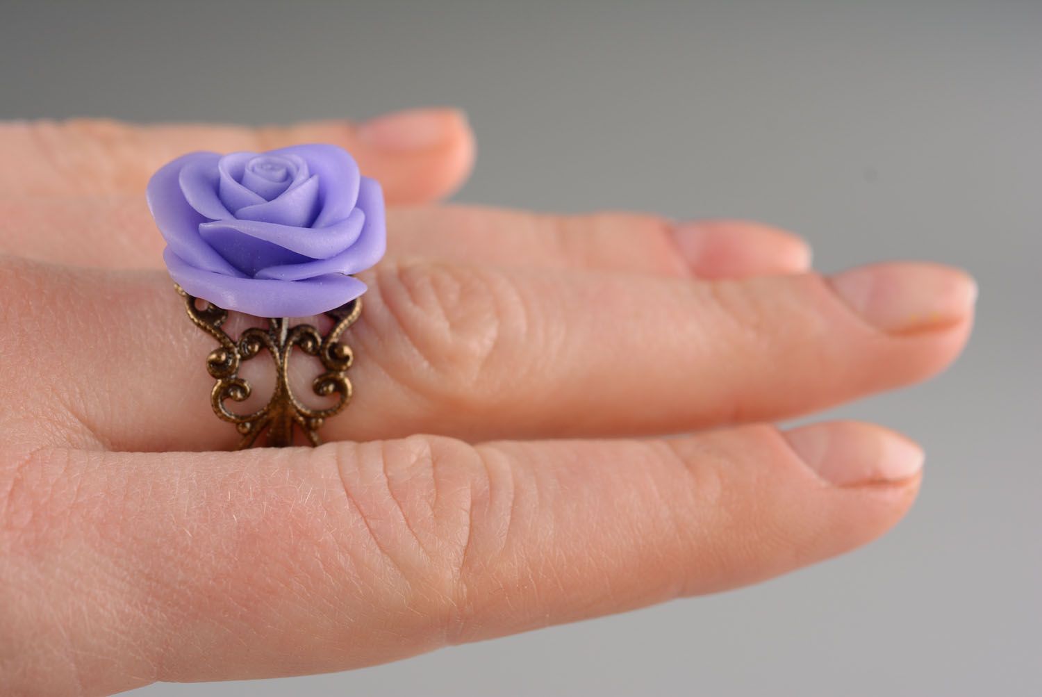 Violetter Ring mit Rose aus Polymerton foto 5