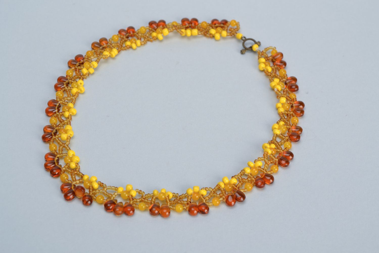 Collier fait main original en perles de rocailles de couleur d'ambre photo 4