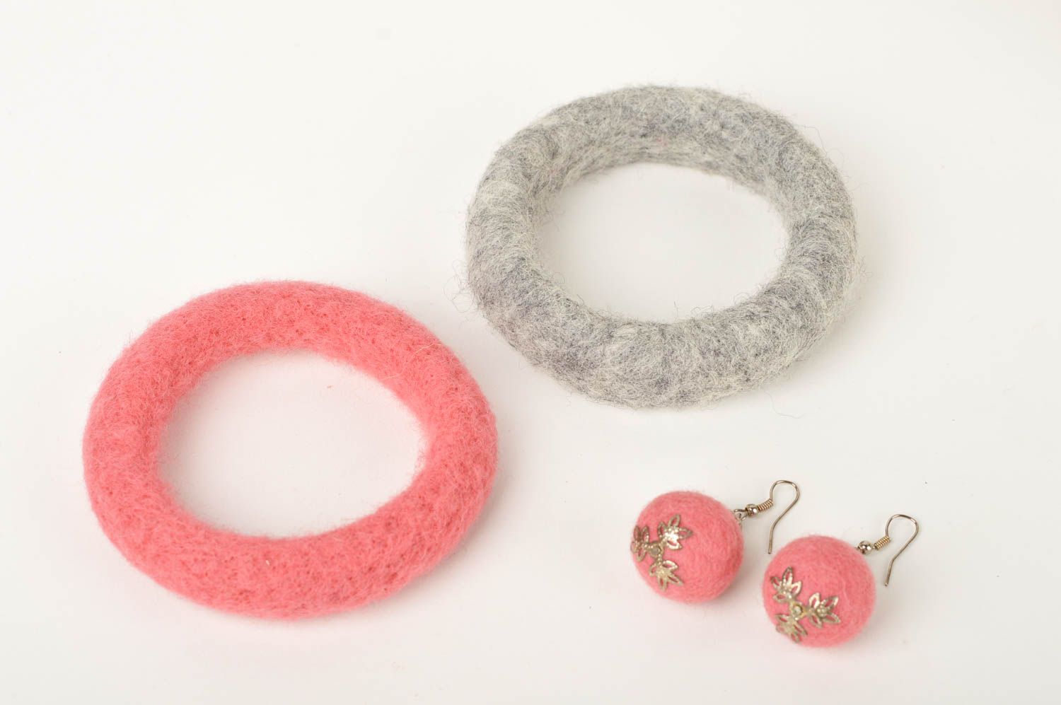 Handmade jewelry set felted wool ball earrings bracelet designs 3 pieces photo 2