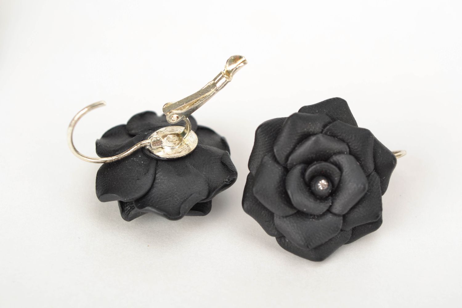 Pendientes artesanales con rosas negras de arcilla polimérica foto 4
