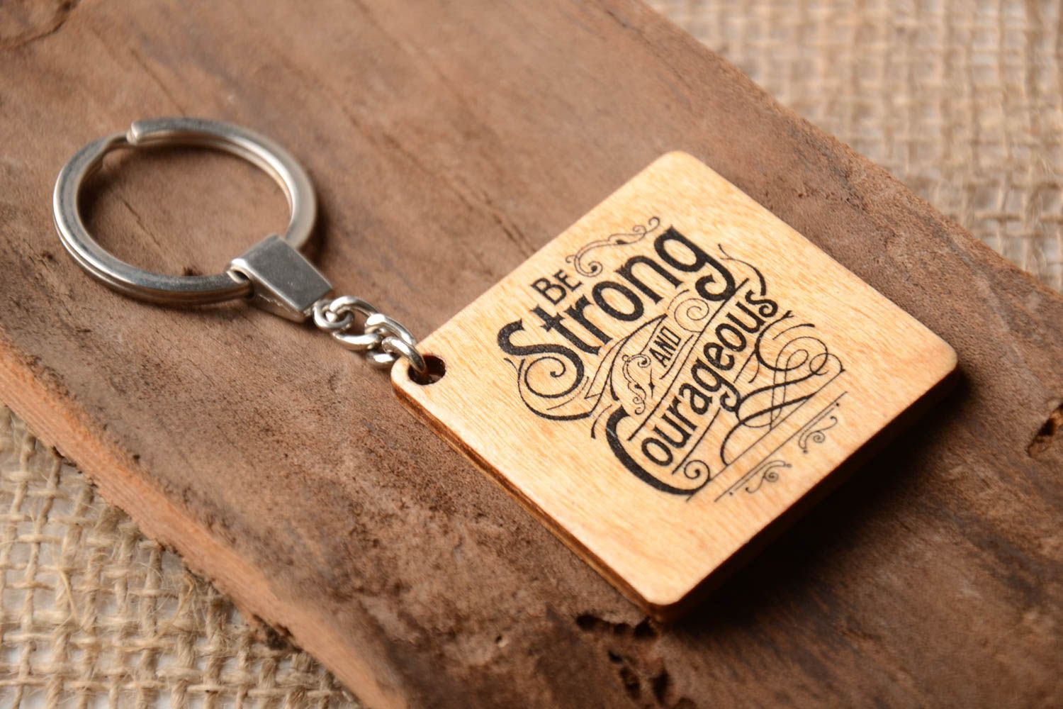 Llavero de madera hecho a mano accesorio para llaves regalo original para amigo foto 1