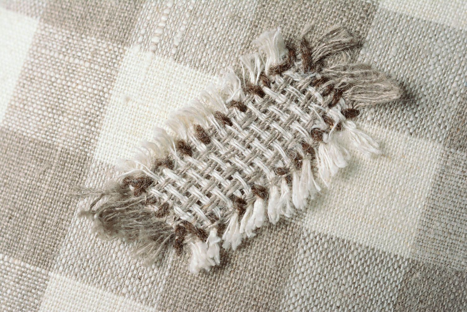 Coussin en tissu de lin fait main original en forme de chat à carreaux photo 5
