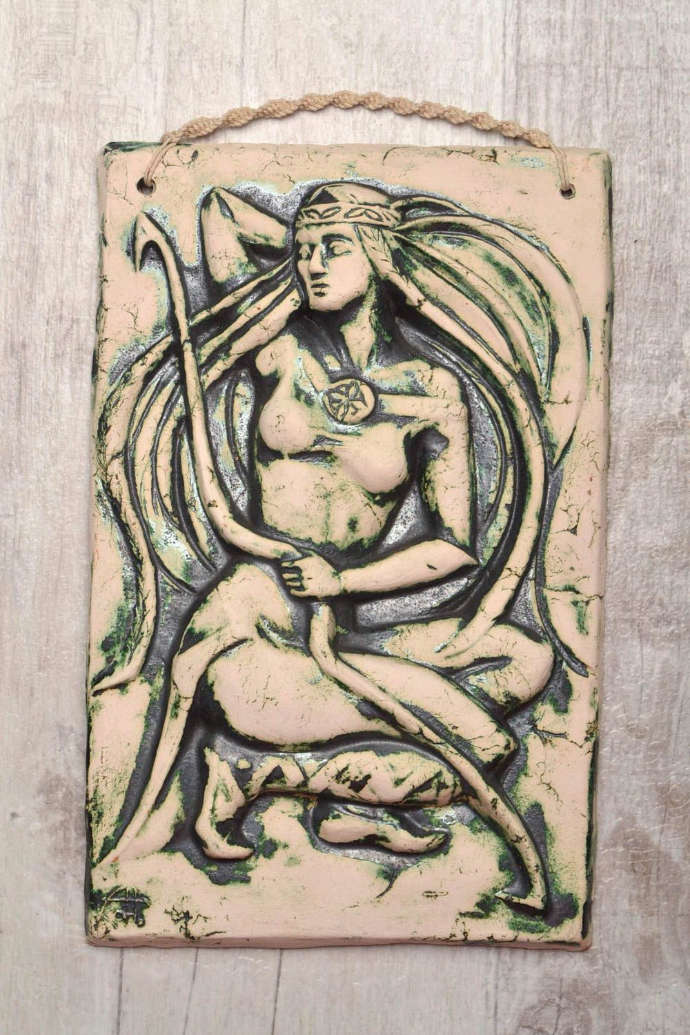 Tableau mural décoratif fait main en argile couvert de glaçure Femme archer photo 1