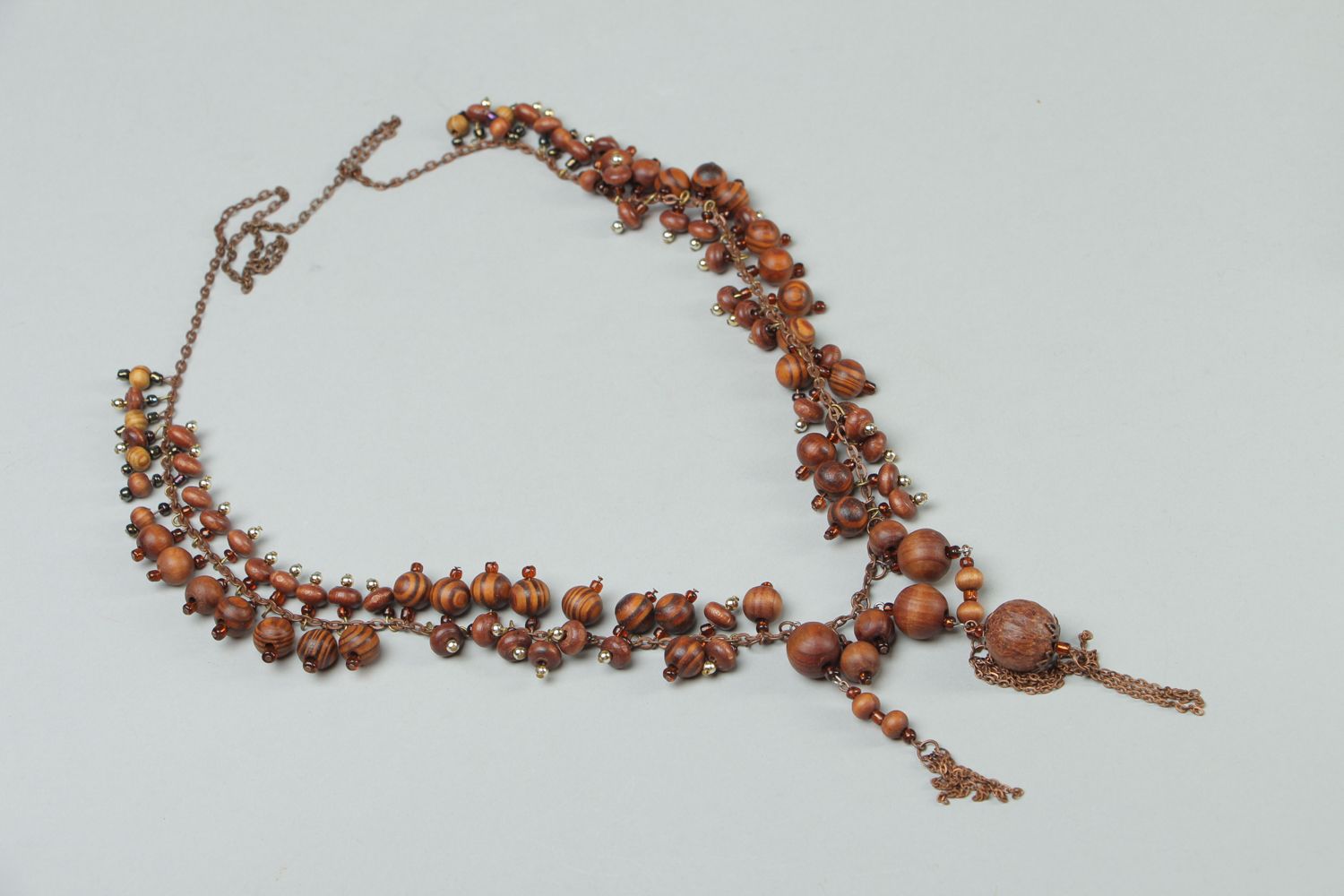 Collier de perles en bois sur chaînette en cuivre photo 1